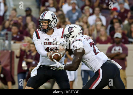 September 30, 2017: South Carolina Gamecocks Quarterback Jake Bentley (19) Hände den Ball für den Betrieb zurück Ty's auf Williams (27) im ersten Quartal während der NCAA Football Spiel zwischen der Südcarolina Kampfhähne und der Texas A&M Aggies am Kyle Feld in College Station, TX; John Glaser/CSM. Stockfoto