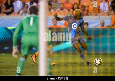 Houston, TX, USA. 30 Sep, 2017. Minnesota vereinigten sich Kevin Molino (18) nimmt einen Schuß auf Ziel während der Major League Soccer Spiel zwischen Houston Dynamo und Minnesota United bei BBVA Compass Stadion in Houston, TX. Chris Brown/CSM/Alamy leben Nachrichten Stockfoto