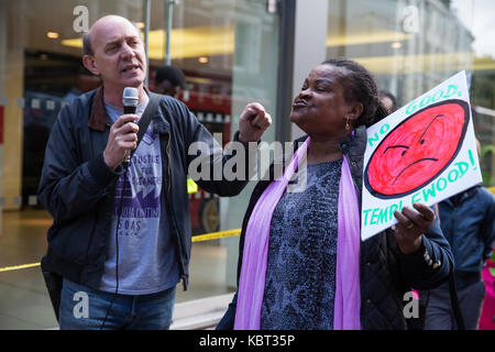 London, Großbritannien. 30. September 2017. SOAS UNISON Zweig Sekretär Sandy Nicoll (hier im Bild mit LSE cleaner Mildred Simpson) Adressen Unterstützer von Wanderarbeitnehmern Reiniger Angelica Valencia Bolanos und Fredy Lopez, ohne Bezahlung durch den Auftragnehmer Templewood Reinigung ausgesetzt für die Gewerkschaft United Stimmen der Welt beigetreten und habe für den London Living Wage zu streiken, protestieren außerhalb Luxus Autohändler H.R. Owen's Ferrari Showroom in South Kensington. Credit: Mark Kerrison/A Stockfoto
