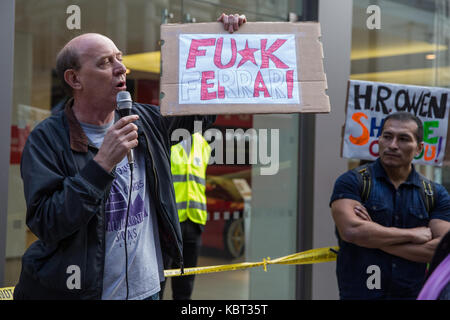 London, Großbritannien. 30. September 2017. SOAS UNISON Zweig Sekretär Sandy Nicoll Adressen Unterstützer von Wanderarbeitnehmern Reiniger Angelica Valencia Bolanos und Fredy Lopez, ohne Bezahlung durch den Auftragnehmer Templewood Reinigung ausgesetzt für die Gewerkschaft United Stimmen der Welt beigetreten und habe für den London Living Wage zu streiken, protestieren außerhalb Luxus Autohändler H.R. Owen's Ferrari Showroom in South Kensington. Der Reiniger, ein Ehepaar, sind die einzigen Reiniger für die Reinigung von h.r. Owen's Ferrari und Maserati Showrooms über Auftragnehmer Templewood Reinigung verantwortlich. Credit: Mark Kerrison/A Stockfoto