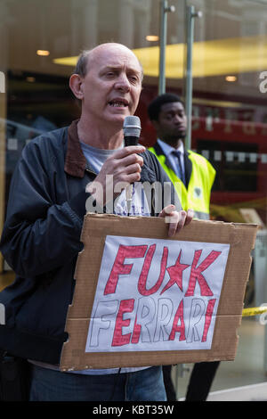 London, Großbritannien. 30. September 2017. SOAS UNISON Zweig Sekretär Sandy Nicoll Adressen Unterstützer von Wanderarbeitnehmern Reiniger Angelica Valencia Bolanos und Fredy Lopez, ohne Bezahlung durch den Auftragnehmer Templewood Reinigung ausgesetzt für die Gewerkschaft United Stimmen der Welt beigetreten und habe für den London Living Wage zu streiken, protestieren außerhalb Luxus Autohändler H.R. Owen's Ferrari Showroom in South Kensington. Der Reiniger, ein Ehepaar, sind die einzigen Reiniger für die Reinigung von h.r. Owen's Ferrari und Maserati Showrooms über Auftragnehmer Templewood Reinigung verantwortlich. Credit: Mark Kerrison/A Stockfoto