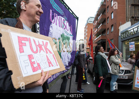 London, Großbritannien. 30. September 2017. Unterstützer von Wanderarbeitnehmern Reiniger Angelica Valencia Bolanos und Fredy Lopez ohne Bezahlung durch den Auftragnehmer Templewood Reinigung für die Gewerkschaft United Stimmen der Welt beigetreten und habe für die London zu leben Lohn Protest außerhalb Luxus Autohändler H.R. Owen's Ferrari Showroom in South Kensington Streik ausgesetzt. Der Reiniger, ein Ehepaar, sind die einzigen Reiniger für die Reinigung von h.r. Owen's Ferrari und Maserati Showrooms über Auftragnehmer Templewood Reinigung verantwortlich. Credit: Mark Kerrison/Alamy leben Nachrichten Stockfoto