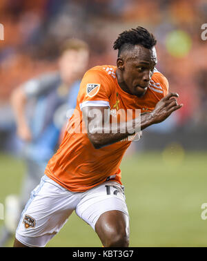 Houston, TX, USA. 30 Sep, 2017. Houston Dynamo vorwärts Albertino Elis (17) jagt den Ball bei einem Major League Soccer Spiel zwischen Houston Dynamo und Minnesota United bei BBVA Compass Stadion in Houston, TX. Chris Brown/CSM/Alamy leben Nachrichten Stockfoto