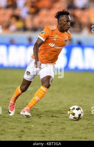 Houston, TX, USA. 30 Sep, 2017. Houston Dynamo vorwärts Albertino Elis (17) Für einen Schuß auf Ziel während der Major League Soccer Spiel zwischen Houston Dynamo und Minnesota United bei BBVA Compass Stadion in Houston, TX. Chris Brown/CSM/Alamy leben Nachrichten Stockfoto