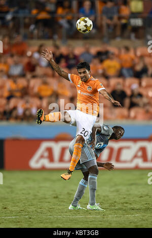 Houston, TX, USA. 30 Sep, 2017. Houston Dynamo Verteidiger A.J.DeLaGarza (20) springt das Schneidwerk bei einem Major League Soccer Spiel zwischen Houston Dynamo und Minnesota United bei BBVA Compass Stadion in Houston, TX. Chris Brown/CSM/Alamy leben Nachrichten Stockfoto