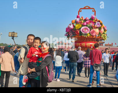 Platz des Himmlischen Friedens, Peking, China. Am 1. Oktober 2017. eine chinesische Familie, die Bilder vor dem großen blumenkorb Installation auf dem Platz des Himmlischen Friedens, Peking, China, in der China National Tag der 2017 Credit: Yi Liao/Alamy leben Nachrichten Stockfoto