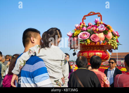 Platz des Himmlischen Friedens, Peking, China. Am 1. Oktober 2017. Vater und Kind vor der großen blumenkorb Installation auf dem Platz des Himmlischen Friedens, Peking, China, auf der China National Day 2017, 1. Oktober Credit: Yi Liao/Alamy leben Nachrichten Stockfoto