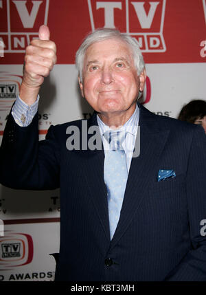 MONTY HALL (geb. Monte Halparin, 25. August 1921 - 30. September 2017) war ein Kanadisch-Game Show Host und Produzent, am besten als die lange Reihe von "lassen Sie uns einen Deal machen" bekannt. Im Bild: Mar 19, 2006 - Santa Monica, Kalifornien, USA - TV Game Show Host Monty Hall am TV Land Awards 2006, bei Barker Hangar statt. Credit: Lisa O'Connor/ZUMAPRESS.com/Alamy leben Nachrichten Stockfoto