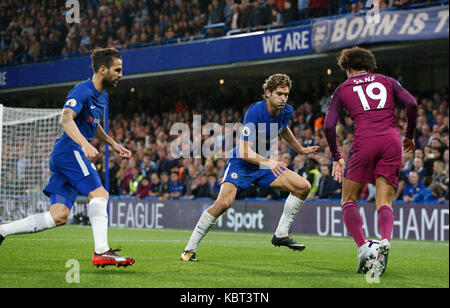 London, Großbritannien. 30 Sep, 2017. Leroy Sane (R) Manchester City versucht, die während der Englischen Premier League Spiel zwischen Chelsea und Manchester City an der Stamford Bridge Stadion in London, Britain on Sept. 30, 2017 zu brechen. Manchester City gewann 1:0. Credit: Han Yan/Xinhua/Alamy leben Nachrichten Stockfoto