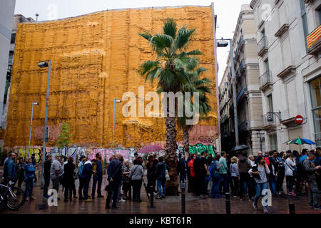 Barcelona, Katalonien, Spanien. 1. Okt 2017. In Barcelona stehen Menschen im Einklang am frühen Morgen warten auf die Öffnung eines Wahllokals. Credit: Jordi Boixareu/ZUMA Draht/Alamy leben Nachrichten Stockfoto