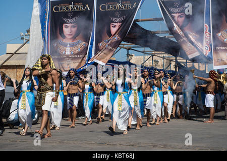 Alexandria, Ägypten. 30 Sep, 2017. Darsteller in alten ägyptischen Outfits gekleidet in eine festliche Veranstaltung unter dem Motto "Cleopatra's Dream', in der Stadt Alexandria, Ägypten, Sept. 30, 2017. Die ägyptische Provinz an der Küste von Alexandria am Samstag eine festliche Veranstaltung unter dem Motto "Cleopatra's Dream' die entdeckten Versunkenen Palast und Stadt der antiken ägyptischen Königin zu markieren. Credit: Meng Tao/Xinhua/Alamy leben Nachrichten Stockfoto