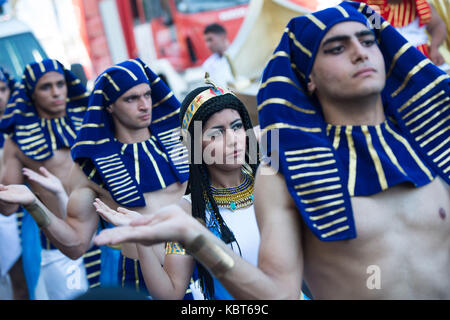 Alexandria, Ägypten. 30 Sep, 2017. Darsteller in alten ägyptischen Outfits gekleidet in eine festliche Veranstaltung unter dem Motto "Cleopatra's Dream', in der Stadt Alexandria, Ägypten, Sept. 30, 2017. Die ägyptische Provinz an der Küste von Alexandria am Samstag eine festliche Veranstaltung unter dem Motto "Cleopatra's Dream' die entdeckten Versunkenen Palast und Stadt der antiken ägyptischen Königin zu markieren. Credit: Meng Tao/Xinhua/Alamy leben Nachrichten Stockfoto