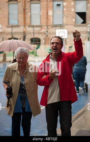 Barcelona, Katalonien. Oktober 1, 2017. Ganze Familien kommen einmal aufgeregt, sie üben ihr Wahlrecht. Credit: Charlie Perez/Alamy leben Nachrichten Stockfoto