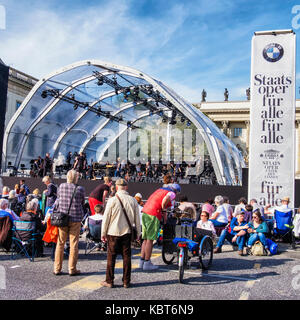 Berlin. Deutschland, 30. September 2017. Menschenmassen versammeln sich am Bebelplatz in Unter den Linden für die Kostenlose jährliche Staatsoper Open Air Konzert unter der Leitung von Daniel Barenboim. Dieses Jahr 2017 Open-air-Konzert markierte die Wiedereröffnung des Staatlichen in der Staatsoper Unter den Linden. Das Orchester der Staatsoper Berlin Ludwig van Beethovens Symphonie Nr. 9 (Symphonie "Ode an die Freude"). Auf eine vorübergehende Phase. Die Straße war zu Verkehr und Berlinern und Touristen geschlossen zu dem Konzert mit zusammenklappbaren Stühlen und Picknickkörbe beflockt. Credit: Eden Breitz/Alamy leben Nachrichten Stockfoto