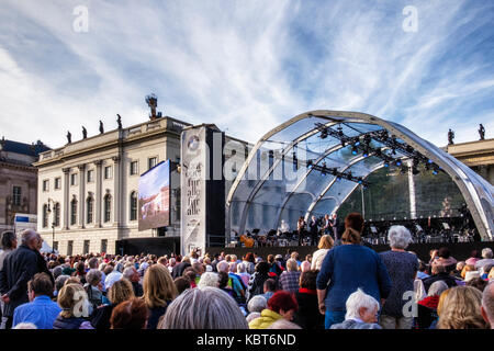 Berlin. Deutschland, 30. September 2017. Menschenmassen versammeln sich am Bebelplatz in Unter den Linden für die Kostenlose jährliche Staatsoper Open Air Konzert unter der Leitung von Daniel Barenboim. Dieses Jahr 2017 Open-air-Konzert markierte die Wiedereröffnung des Staatlichen in der Staatsoper Unter den Linden. Das Orchester der Staatsoper Berlin Ludwig van Beethovens Symphonie Nr. 9 (Symphonie "Ode an die Freude"). Auf eine vorübergehende Phase. Die Straße war zu Verkehr und Berlinern und Touristen geschlossen zu dem Konzert mit zusammenklappbaren Stühlen und Picknickkörbe beflockt. Credit: Eden Breitz/Alamy leben Nachrichten Stockfoto