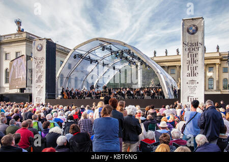 Berlin. Deutschland, 30. September 2017. Menschenmassen versammeln sich am Bebelplatz in Unter den Linden für die Kostenlose jährliche Staatsoper Open Air Konzert unter der Leitung von Daniel Barenboim. Dieses Jahr 2017 Open-air-Konzert markierte die Wiedereröffnung des Staatlichen in der Staatsoper Unter den Linden. Das Orchester der Staatsoper Berlin Ludwig van Beethovens Symphonie Nr. 9 (Symphonie "Ode an die Freude"). Auf eine vorübergehende Phase. Die Straße war zu Verkehr und Berlinern und Touristen geschlossen zu dem Konzert mit zusammenklappbaren Stühlen und Picknickkörbe beflockt. Credit: Eden Breitz/Alamy leben Nachrichten Stockfoto