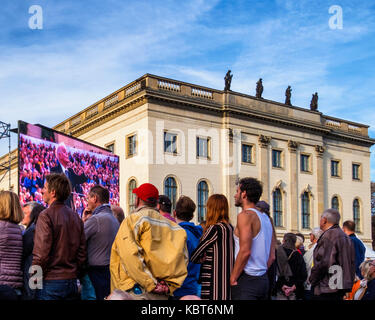 Berlin. Deutschland, 30. September 2017. Menschenmassen versammeln sich am Bebelplatz in Unter den Linden für die Kostenlose jährliche Staatsoper Open Air Konzert unter der Leitung von Daniel Barenboim. Dieses Jahr 2017 Open-air-Konzert markierte die Wiedereröffnung des Staatlichen in der Staatsoper Unter den Linden. Das Orchester der Staatsoper Berlin Ludwig van Beethovens Symphonie Nr. 9 (Symphonie "Ode an die Freude"). Auf eine vorübergehende Phase. Die Straße war zu Verkehr und Berlinern und Touristen geschlossen zu dem Konzert mit zusammenklappbaren Stühlen und Picknickkörbe beflockt. Credit: Eden Breitz/Alamy leben Nachrichten Stockfoto