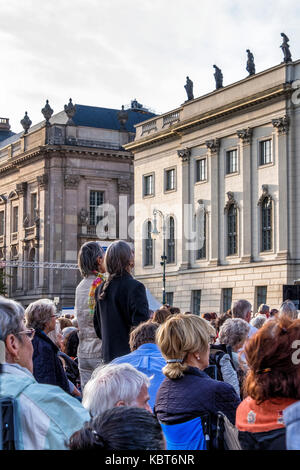 Berlin. Deutschland, 30. September 2017. Menschenmassen versammeln sich am Bebelplatz in Unter den Linden für die Kostenlose jährliche Staatsoper Open Air Konzert unter der Leitung von Daniel Barenboim. Dieses Jahr 2017 Open-air-Konzert markierte die Wiedereröffnung des Staatlichen in der Staatsoper Unter den Linden. Das Orchester der Staatsoper Berlin Ludwig van Beethovens Symphonie Nr. 9 (Symphonie "Ode an die Freude"). Auf eine vorübergehende Phase. Die Straße war zu Verkehr und Berlinern und Touristen geschlossen zu dem Konzert mit zusammenklappbaren Stühlen und Picknickkörbe beflockt. Credit: Eden Breitz/Alamy leben Nachrichten Stockfoto