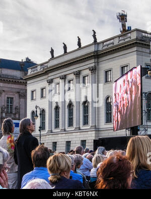 Berlin. Deutschland, 30. September 2017. Menschenmassen versammeln sich am Bebelplatz in Unter den Linden für die Kostenlose jährliche Staatsoper Open Air Konzert unter der Leitung von Daniel Barenboim. Dieses Jahr 2017 Open-air-Konzert markierte die Wiedereröffnung des Staatlichen in der Staatsoper Unter den Linden. Das Orchester der Staatsoper Berlin Ludwig van Beethovens Symphonie Nr. 9 (Symphonie "Ode an die Freude"). Auf eine vorübergehende Phase. Die Straße war zu Verkehr und Berlinern und Touristen geschlossen zu dem Konzert mit zusammenklappbaren Stühlen und Picknickkörbe beflockt. Credit: Eden Breitz/Alamy leben Nachrichten Stockfoto