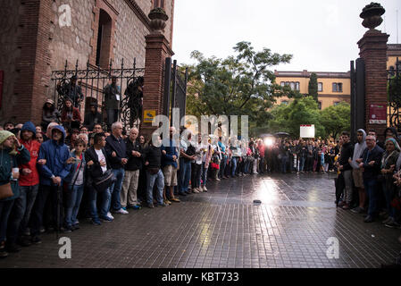 Barcelona, Spanien. 1. Okt 2017. Hunderte von Menschen bilden eine Warteschlange in der katalanischen Unabhängigkeit Volksabstimmung außerhalb Escola de Treball Schule in Barcelona, Spanien, 1. Oktober 2017 zu stimmen. Credit: Nicolas Carvalho Ochoa/dpa/Alamy leben Nachrichten Stockfoto