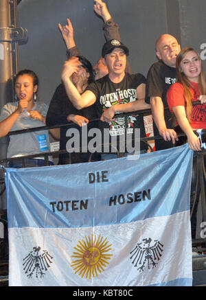 Buenos Aires, Argentinien. 30 Sep, 2017. Zuschauer bei einem Konzert von deutschen Punk Rock Band Die Toten Hosen in Buenos Aires, Argentinien, am 30. September 2017 stirbt. Im ausverkauften Konzert zum 25-jährigen Jubiläum der ersten Performance der Band in Argentinien markiert und wurde von 1.800 Fans besucht. Quelle: Georg Ismar/dpa/Alamy leben Nachrichten Stockfoto