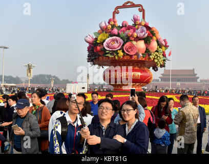 Peking, China. 1. Okt 2017. Touristen nehmen selfies am Tian'anmen-Platz in Peking, der Hauptstadt von China, 01.10.2017, Nationaler Tag des Landes und der Beginn einer einwöchigen Feiertag. Credit: xiaoguang Luo/Xinhua/Alamy leben Nachrichten Stockfoto