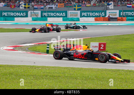 Max Verstappen von RBR TAG Heuer übernimmt Leitung in der F1 Grand Prix auf dem Sepang F1 Circuit. Verstappen beendete das Rennen in der ersten Position. Am 01. Oktober 2017 in Kuala Lumpur, Malaysia. Stockfoto