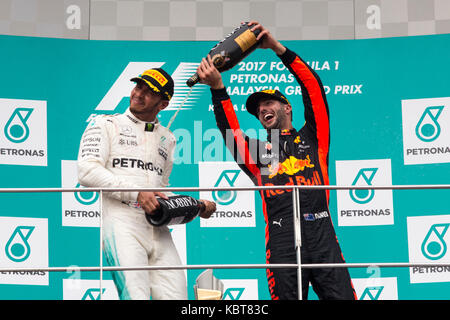 Lewis Hamilton (L) von Mercedes und Max Verstappen (R) von RBR TAG Heuer feiern ihren Sieg in der F1 Grand Prix auf dem Sepang F1 Circuit. Verstappen beendete das Rennen in der ersten Position und Hamilton gewann den 2. Platz. Am 01. Oktober 2017 in Kuala Lumpur, Malaysia. Stockfoto