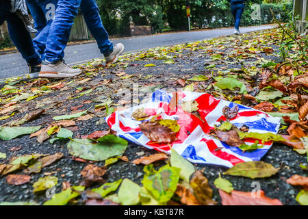 London, Großbritannien. 1. Oktober 2017. Der britische Wetter: Ein Kunststoff Einkaufstasche mit der Union Jack Flagge im Herbst fallenden Blätter in Wimbledon Park am ersten Tag des Monats Oktober Credit: Amer ghazzal/alamy leben Nachrichten Stockfoto