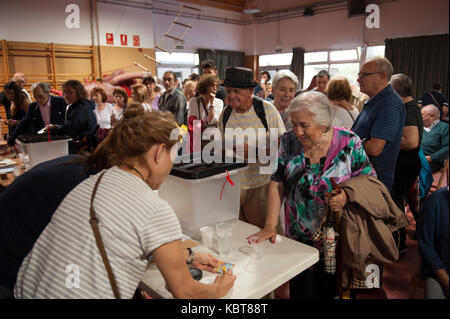 Barcelona, Katalonien. Oktober 1, 2017. Auch die Gewalt von der Polizei in Übereinstimmung mit den Anordnungen der spanischen Regierung, der Abstimmungen mit der Normalität und in einer festlichen Atmosphäre. Credit: Charlie Perez/Alamy leben Nachrichten Stockfoto