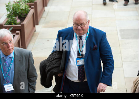 Manchester, Großbritannien. 1. Oktober 2017. Die Rt Hon Sir Eric Pickles MP kommt für Tag 1 der 2017 Parteitag der Konservativen Partei in Manchester Central. © Paul Warburton Stockfoto