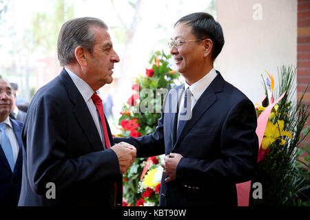 Santiago, Chile. 28 Sep, 2017. Der ehemalige chilenische Präsident Eduardo Frei Ruiz-Tagle (L) rüttelt Hände mit dem chinesischen Botschafter in Chile Li Baorong bei einem Empfang der 68. Jahrestag der Gründung der Volksrepublik China in Santiago de Chile zu feiern, an Sept. 28, 2017. Credit: Wang Pei/Xinhua/Alamy leben Nachrichten Stockfoto