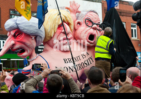 Manchester, Großbritannien. Am 1. Oktober 2017. Eine EU-Monstrum Statue befindet sich an der anti-Brexit Rally enthüllt. Anti-Brexit, Demonstranten versammeln sich in Manchester UK. Am 1. Tag der Tory-partei Konferenz bis März. Die Stop Brexit März ist eine nationale Demonstration, unterstützt von Prof. AC Grayling & Alastair Campbell. Es bringt Gleichgesinnten zusammen aus dem ganzen Land am Sonntag, den 1. Oktober 2017 auf dem Parteitag der Konservativen Partei zu protestieren: Auf Nachfrage eine Sache-#StopBrexit Credit: Graham M. Lawrence/Alamy Leben Nachrichten. Stockfoto