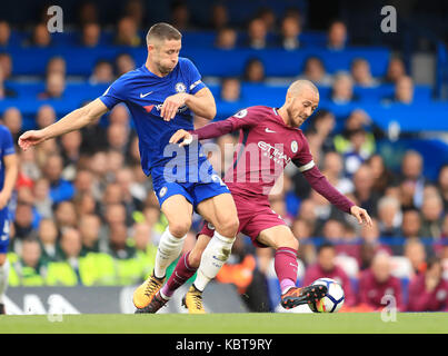 Chelsea's Gary Cahill (links) und Manchester City's David Silva (rechts) Kampf um den Ball während der Premier League Match an der Stamford Bridge, London. Stockfoto