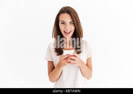 Happy brünette Frau mit Smartphone und winkt die Kamera auf weißem Hintergrund Stockfoto