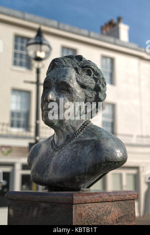 Bronzebüste des meistverkauften Kriminalität Autor und Schriftsteller Agatha Christie in ihrer Geburtsstadt Torquay, Devon, Großbritannien Stockfoto