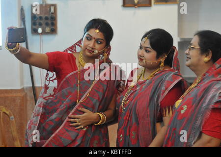 Indische verheiratete Frauen durchführen Baran Ritual in den letzten Tag der Durga Puja Festival in Kolkata. Stockfoto