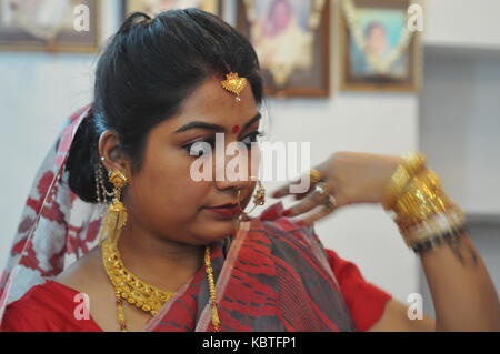 Indische verheiratete Frauen durchführen Baran Ritual in den letzten Tag der Durga Puja Festival in Kolkata. Stockfoto