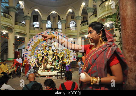 Indische verheiratete Frauen durchführen Baran Ritual in den letzten Tag der Durga Puja Festival in Kolkata. Stockfoto