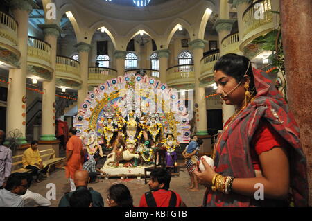 Indische verheiratete Frauen durchführen Baran Ritual in den letzten Tag der Durga Puja Festival in Kolkata. Stockfoto