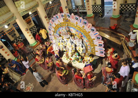 Indische verheiratete Frauen durchführen Baran Ritual in den letzten Tag der Durga Puja Festival in Kolkata. Stockfoto