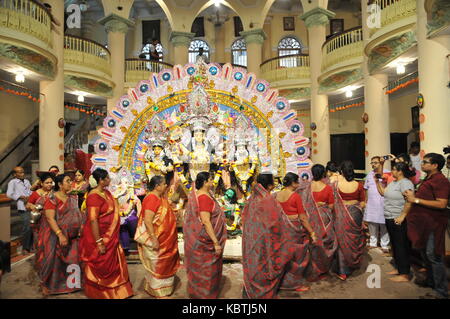 Indische verheiratete Frauen durchführen Baran Ritual in den letzten Tag der Durga Puja Festival in Kolkata. Stockfoto