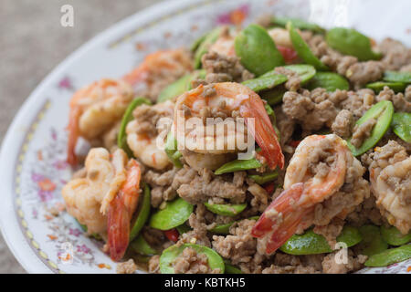 Wokgemüse stinken Bean mit Garnelen und Schweinehackfleisch Stockfoto