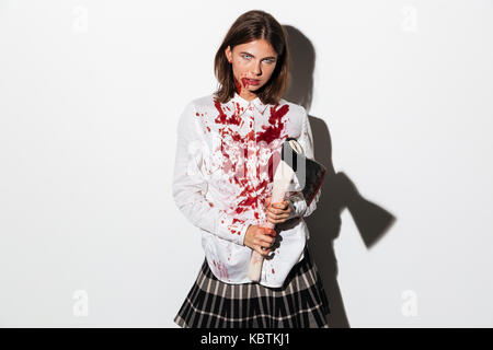 Schreckliche zombie woman holding eine Axt, und wenn man die Kamera auf weißem Hintergrund Stockfoto