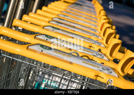 Jumbo Einkaufswagen von Wanzl. Jumbo ist die zweitgrößte Supermarktkette in den Niederlanden. Stockfoto