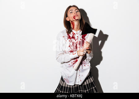 Mad zombie Frau bleading halten Sie eine Axt an ihrer Kehle auf weißem Hintergrund Stockfoto