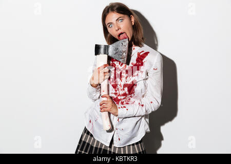 Creepy zombie Frau mit einer Axt auf weißem Hintergrund Stockfoto
