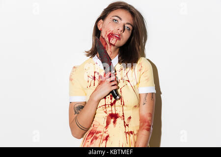 Porträt einer Frau in Zombie horror Make up hält ein Messer auf weißem Hintergrund Stockfoto