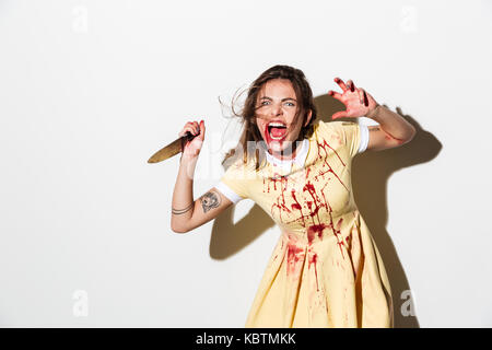 Mad Frau in Blut spritzte Kleid bereit, mit einem Messer auf weißem Hintergrund in Angriff zu nehmen Stockfoto