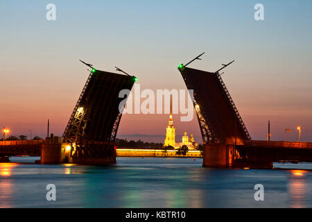 Blick auf die Peter und Paul Festung und hob Palace Bridge im Sommer weiße Nächte, St. Petersburg Stockfoto